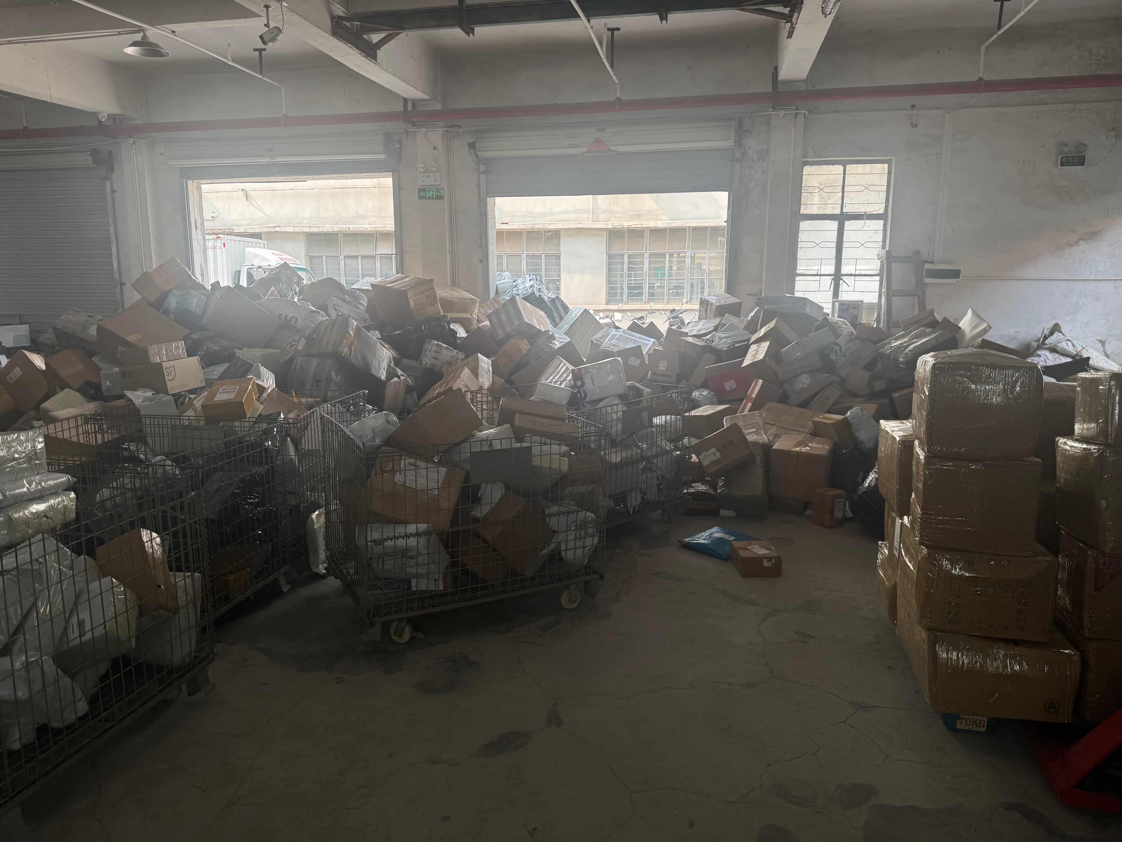 云集国际物流仓库入仓待验货区，包裹等待验收称重