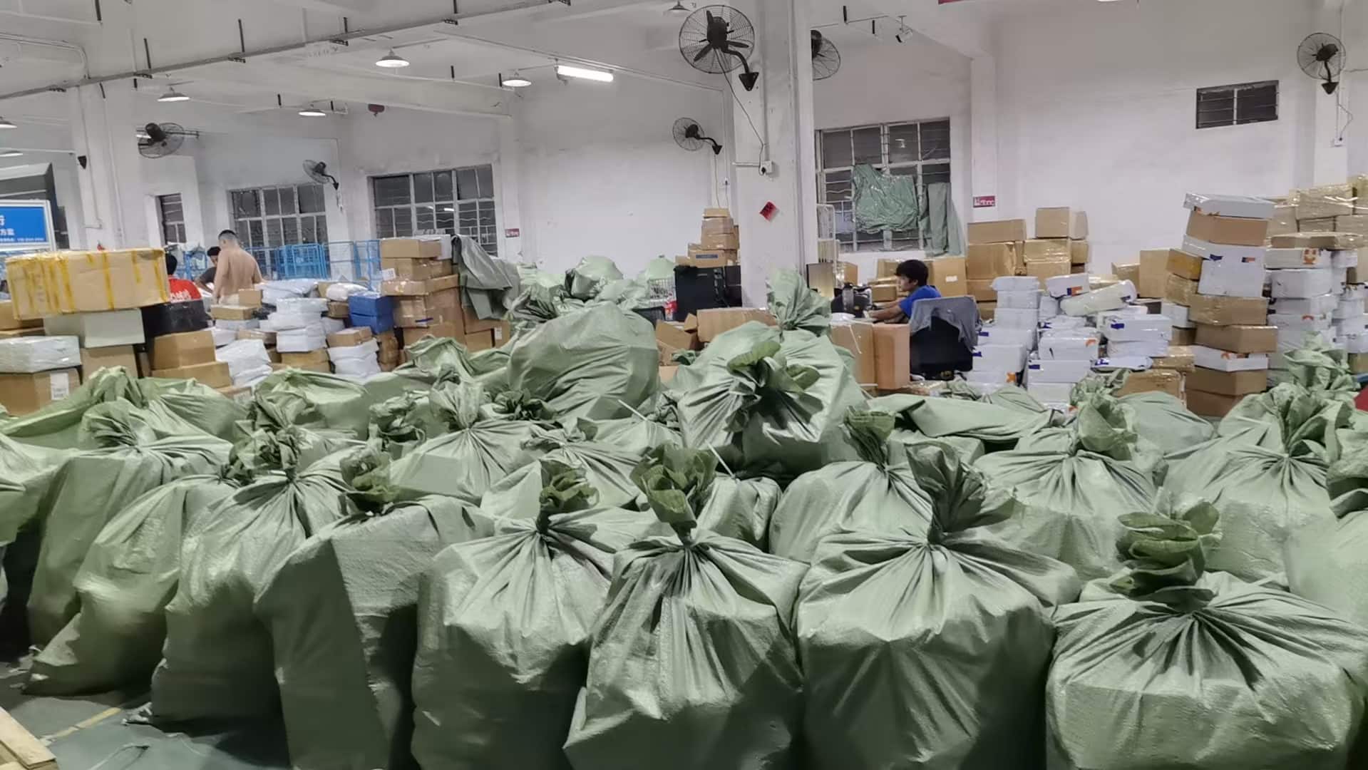 云集国际物流仓库袋装货物待处理现场