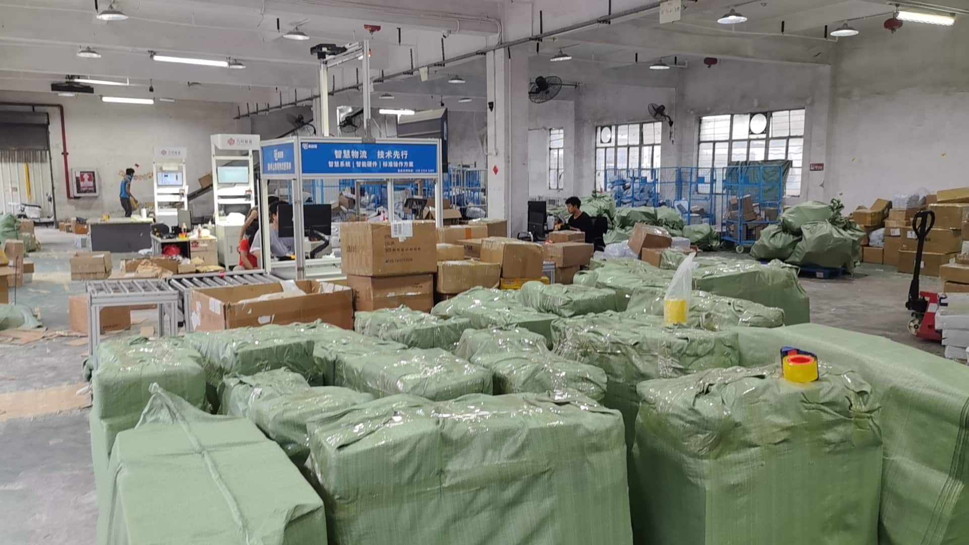 云集国际物流仓库分拣与周转区域，包裹按批次摆放