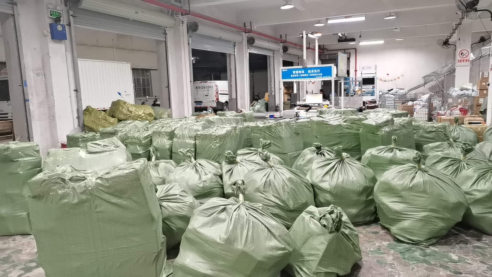 云集国际物流仓库货量全景，大量包裹在仓库现场等待处理