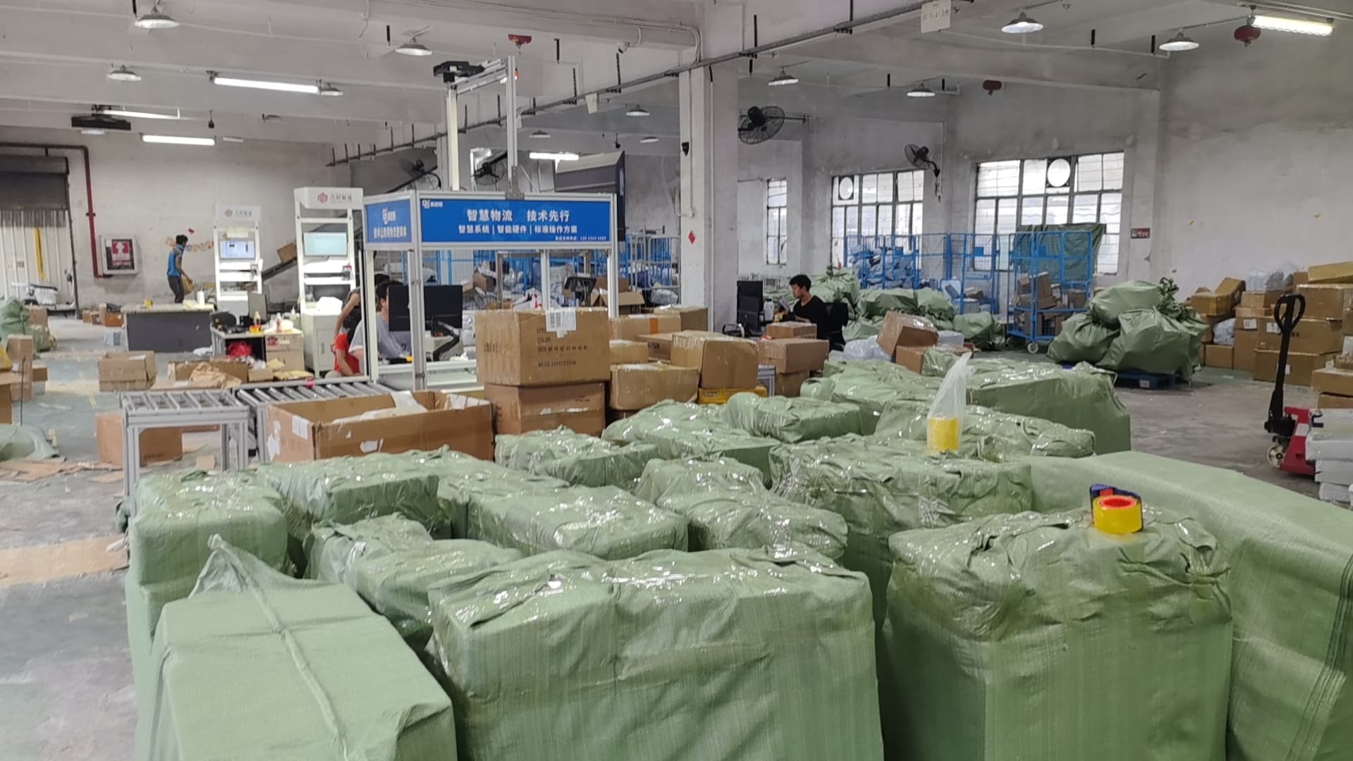 云集国际物流仓库分拣和周转区域